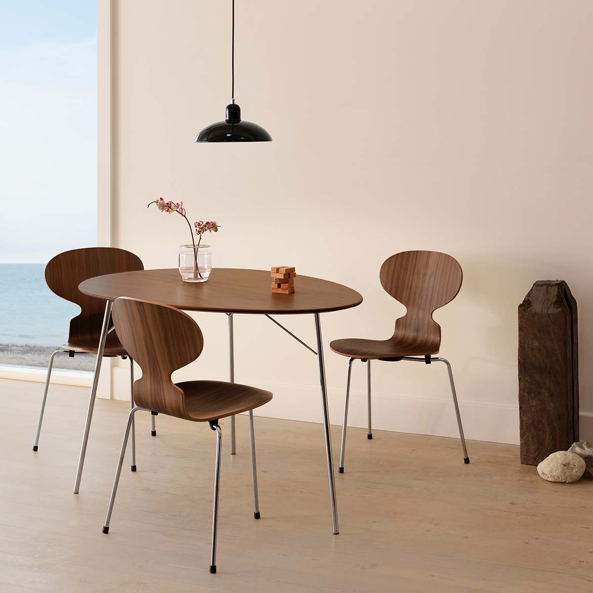 Egg table & Ant chairs by Fritz Hansen, Design Arne Jacobsen