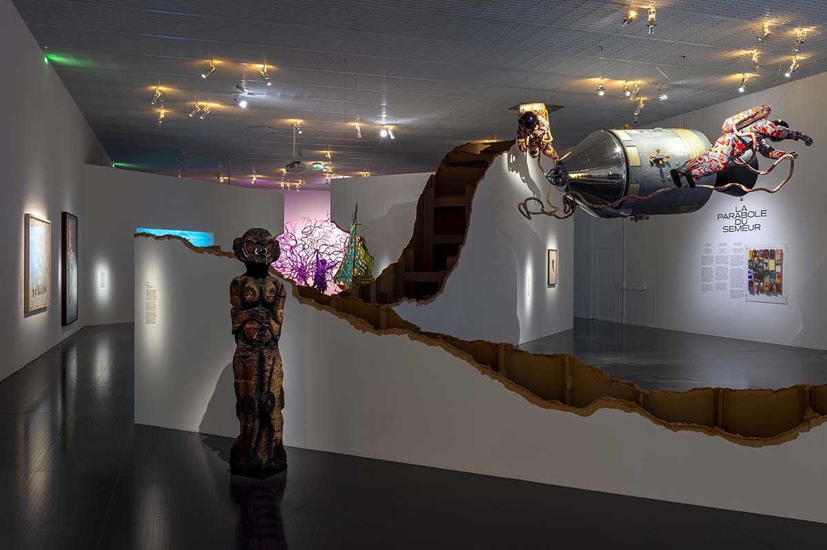Description : Huma BHABHA, *From Beyond* [Depuis l’au-delà], 2015 Collection particulière, courtesy C L E A R I N G, New York / Bruxelles Mary SIBANDE, *A Reversed Retrogress, (Scene 2)* [Un retour en arrière inversé], 2013 Vitry-sur-Seine, collection MAC VAL – Musée d’art contemporain du Val-de-Marne, 2014-2144 Yinka SHONIBARE, *Spacewalk* [Sortie spatiale], 2002 En collaboration avec The Fabric Workshop Courtesy de l’artiste et Stephen Friedman Gallery, Londres © Adagp, Paris, 2022 Copyright : © Centre Pompidou-Metz / Photo Marc Domage / 2022 / Exposition Les Portes du possible. Art & science-fiction